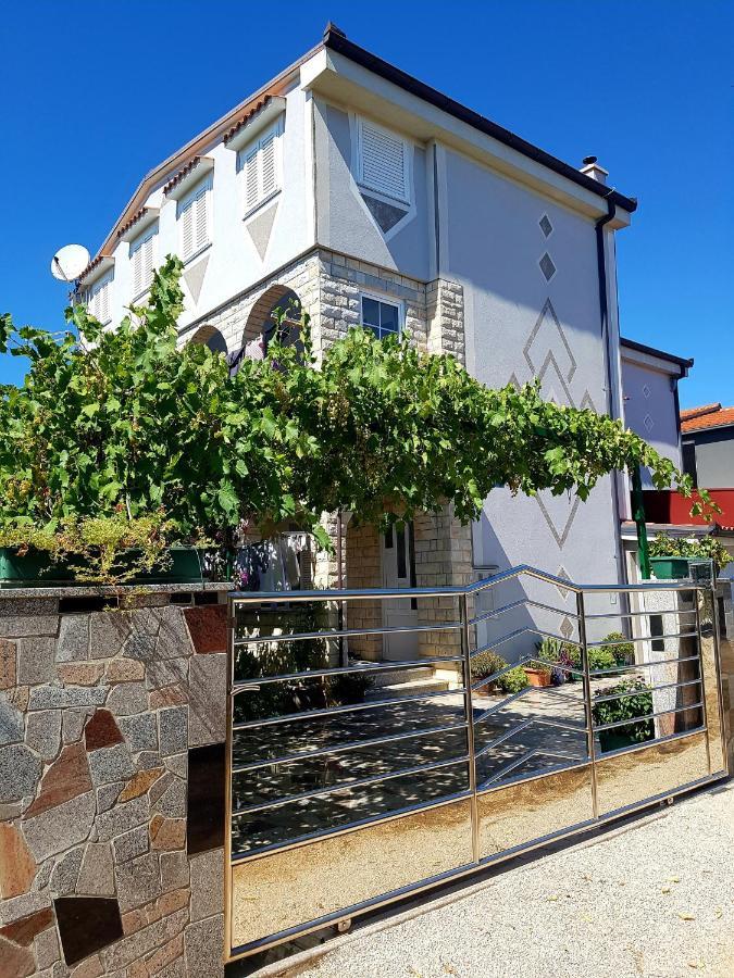 Apartments Petar & Anka Biograd Na Moru Exterior photo