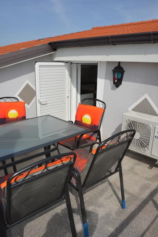 Apartments Petar & Anka Biograd Na Moru Exterior photo